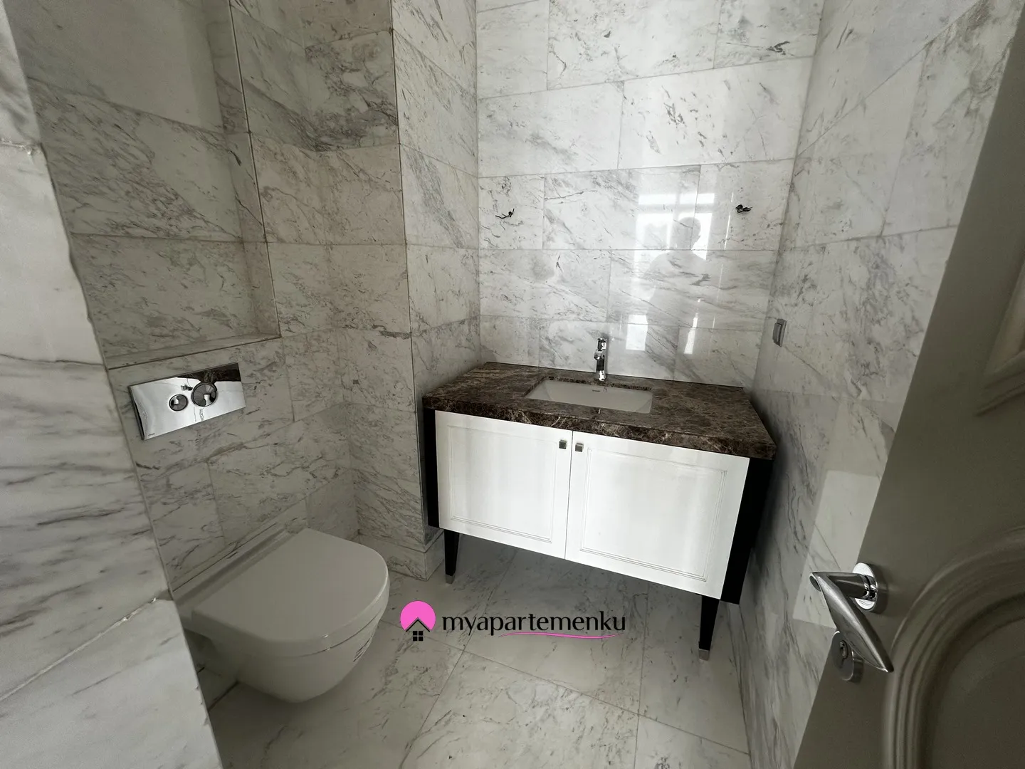 Billionaire's Agent - Dijual Apartemen 4 Kamar Tidur Private Lift di Raffles Residences Jakarta