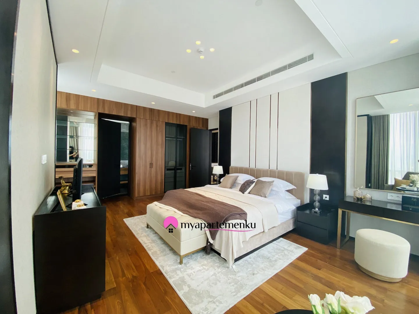 Billionaire's Agent -Dijual Apartemen Mewah 2 Kamar Interior Desain By Vinoty Living di Regent Residences Jakarta