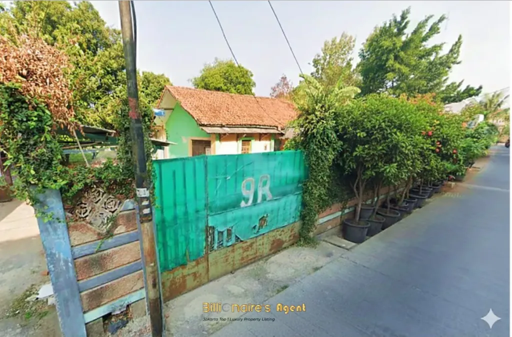 Billionaire's Agent - Dijual Rumah dengan Tanah Luas di Jl. Madrasah, Jakarta Selatan