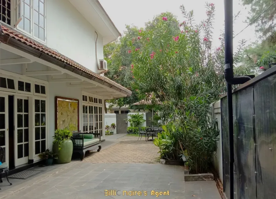 Billionaire's Agent -DiJual Rumah 2 Lantai di Jl. Bunga Cente, Jakarta Selatan