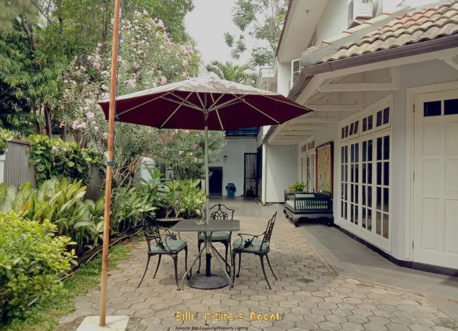 Billionaire's Agent -DiJual Rumah 2 Lantai di Jl. Bunga Cente, Jakarta Selatan