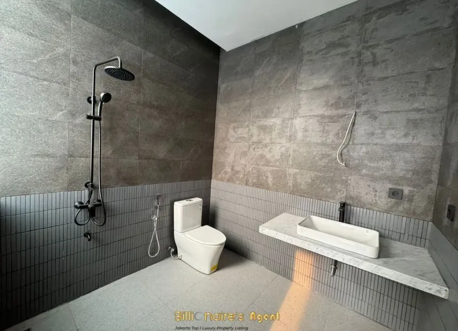 Billionaire's Agent - Dijual Rumah 3 Lantai + RoofTop di AMPERA Jakarta Selatan