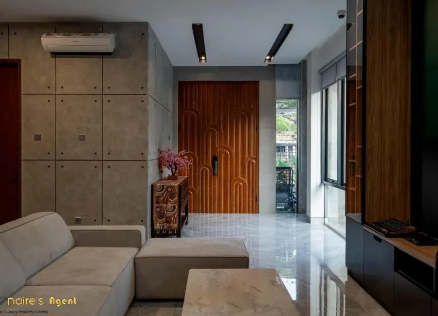 Billionaire's Agent - Photo 2025 08 15 18 31 36 2 Copy