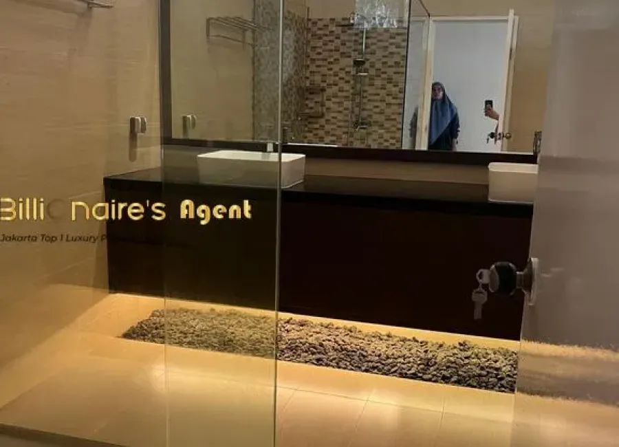 Billionaire's Agent - Photo 2025 11 26 11 35 10 1 Copy