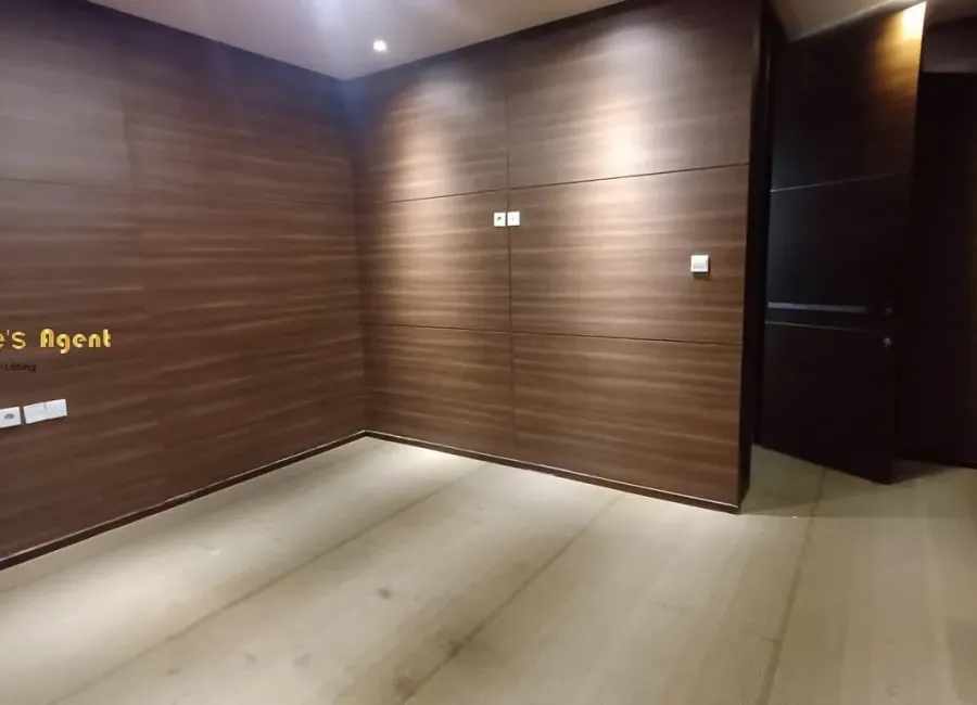 Billionaire's Agent - Photo 2025 12 17 15 15 52 1 Copy