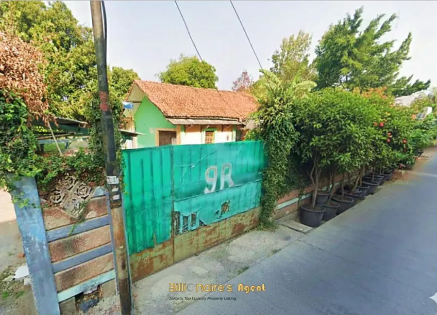 Billionaire's Agent - Dijual Rumah dengan Tanah Luas di Jl. Madrasah, Jakarta Selatan